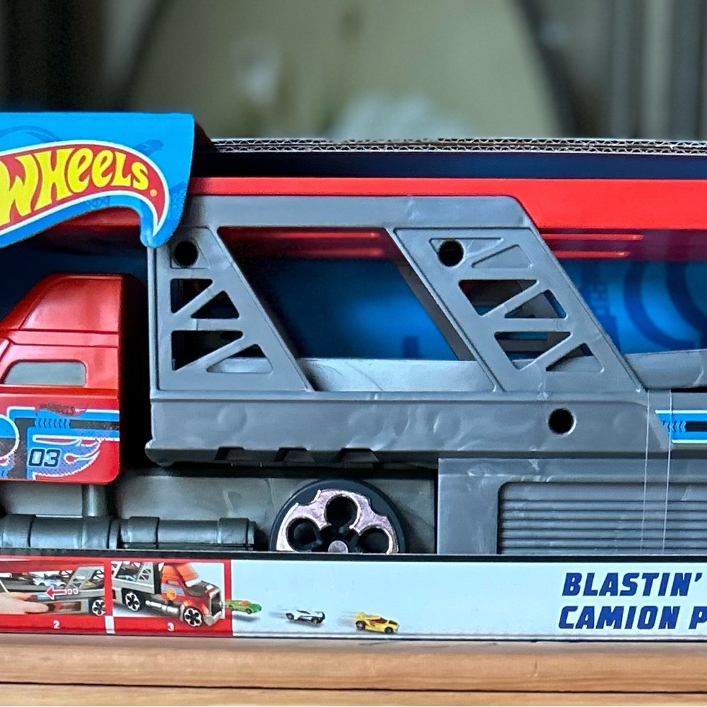 Hot Wheels Blastin’ Rig car hauler